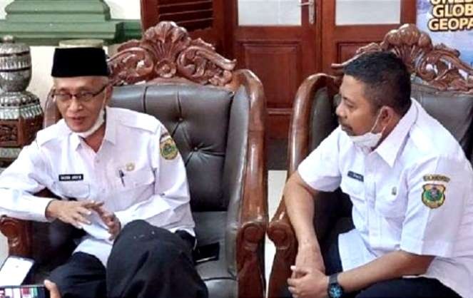 Kepala BKPSDM Bondowoso, Asnawi Sabil. (kanan) bersama Bupati KH. Salwa Arifin di Pendapa Bupati Bondowoso.(Foto: Guido Saphan/Ngopibareng.id)