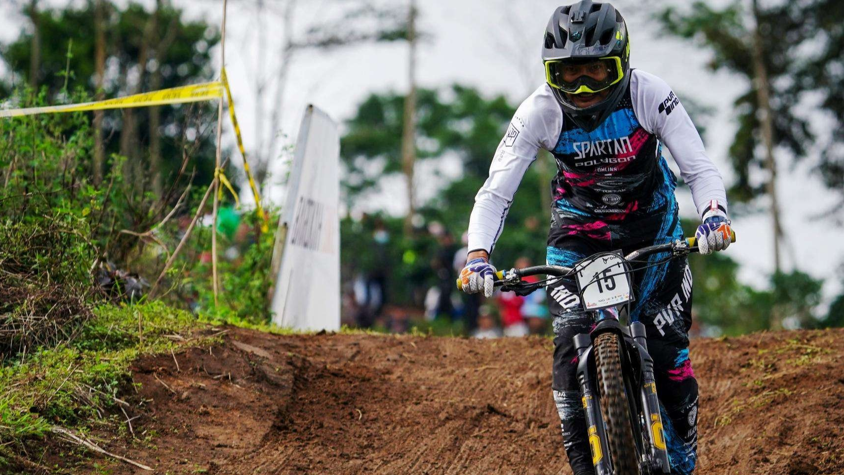 Salah seorang pembalap melintasi Gantasan Bike Park Kejurnas Balap Sepeda INC 2022 di Banyuwangi (Foto: Istimewa)