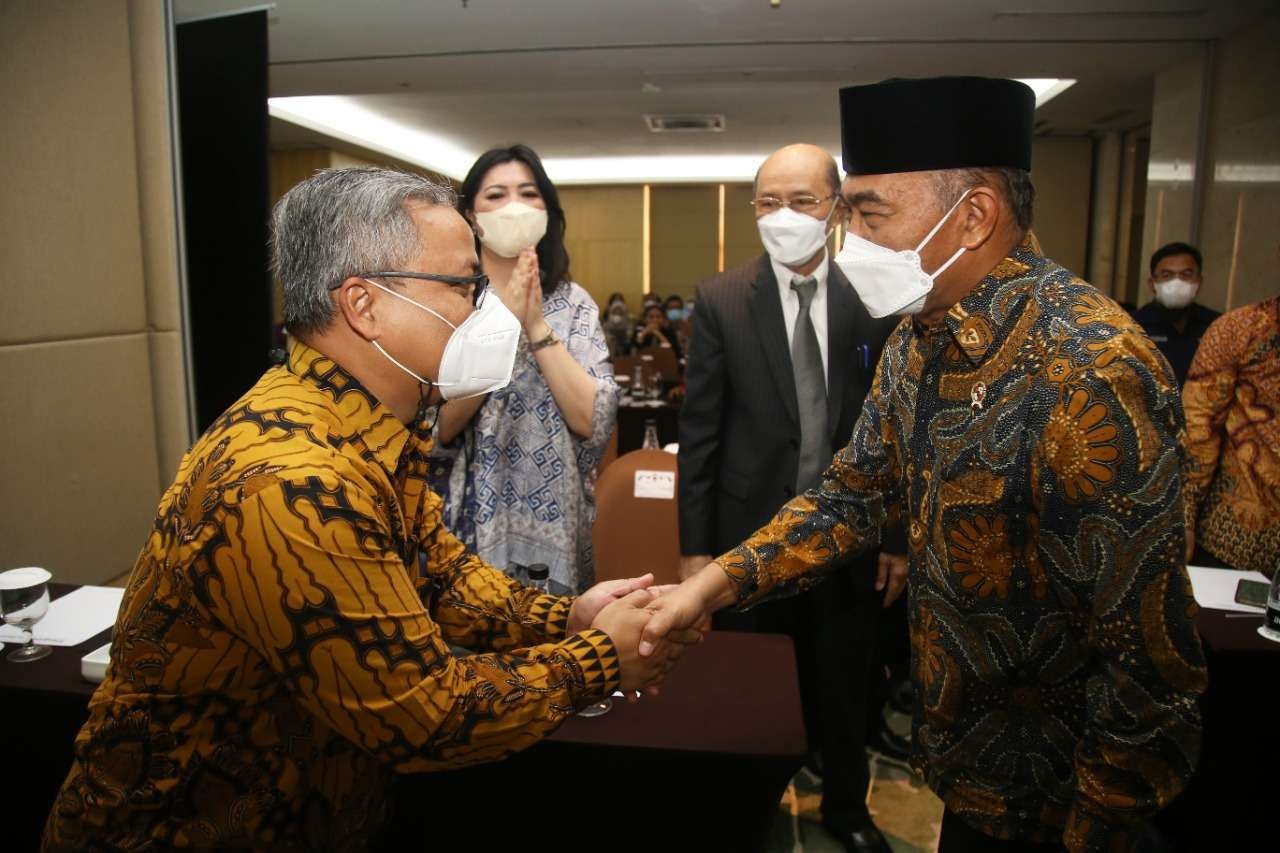 Menko PMK Muhadjir Effendy berjabat tangan dengan Rektor Universitas Telkom Prof Dr Adiwijaya. (Foto:Istimewa))