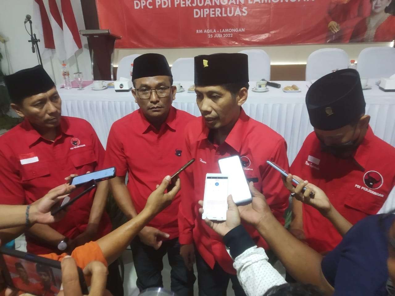 Ketua DPC PDI Perjuangan Lamongan, Husein, baru sebulan dilantik sudah ganti dua pengurus. (Foto: Imron Rosidi/Ngopibareng.id)