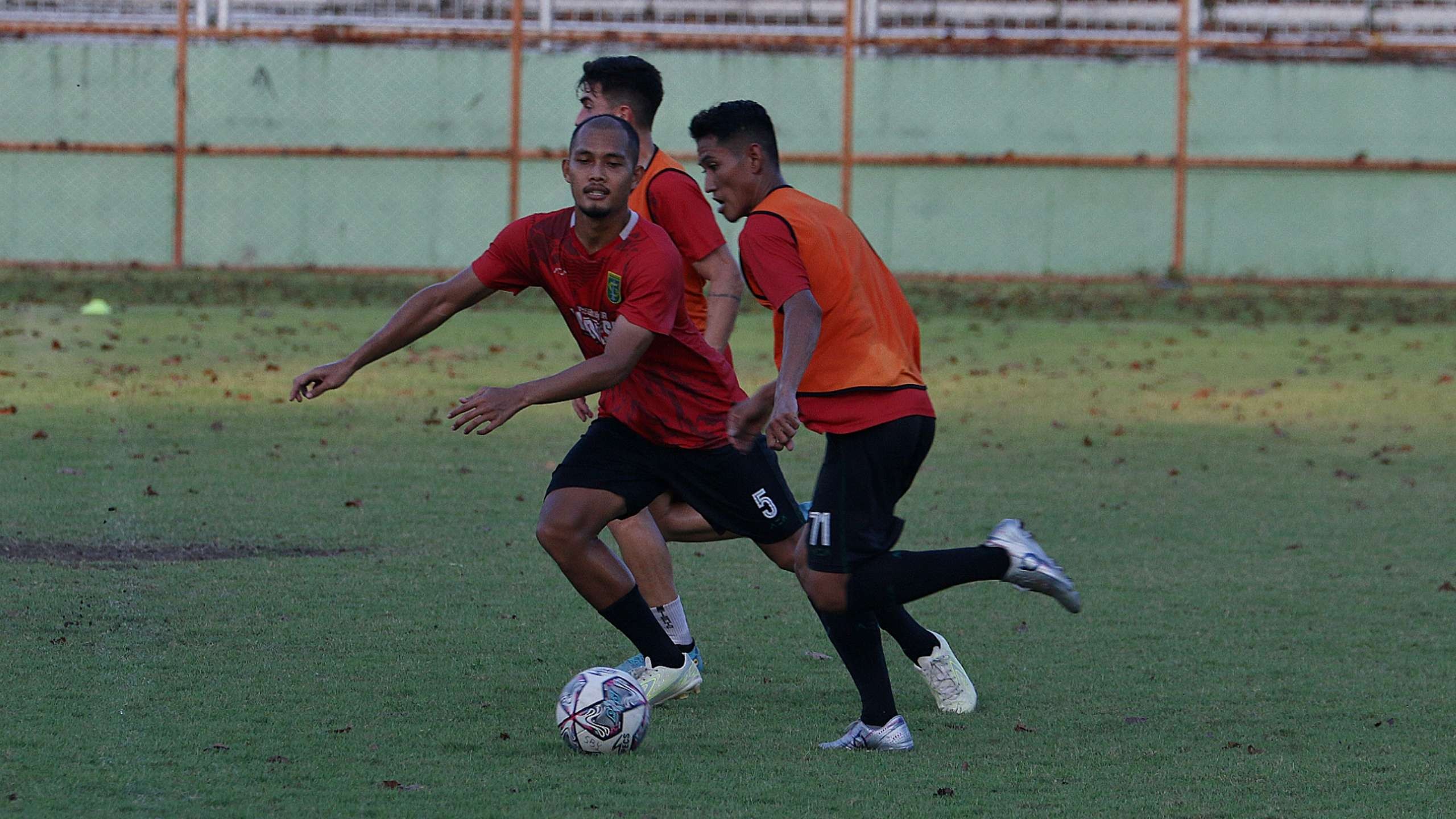 Bek Persebaya, Dandi Maulana (kiri) menjadi andalan di lini belakang tim bersama Rizky Ridho. (Foto: Fariz Yarbo/Ngopibareng.id)