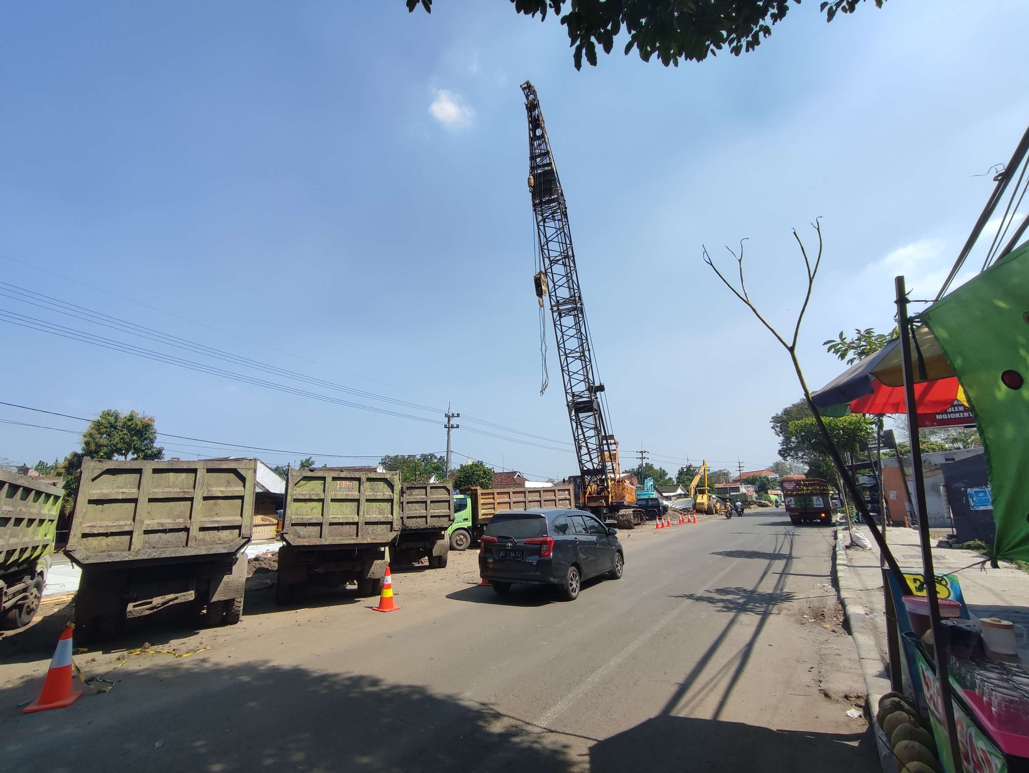 Proyek pengerjaan peningkatan Jalan Empunala Kota Mojokerto, Jawa Timur, sudah mencapai delapan persen.(Foto: Deni Lukmantara/Ngopibareng.id)