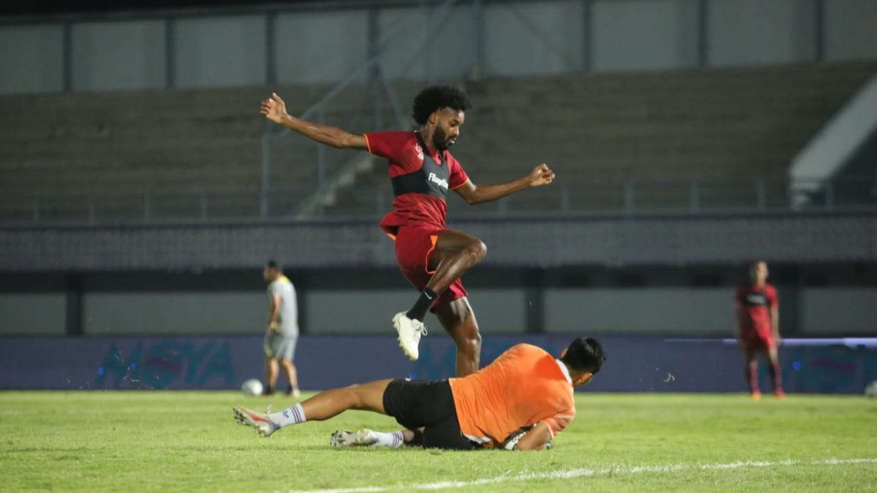 Laga perdana melawan Persita Tangerang, menjadi ujian sebenarnya bagi pemain depan Brasil, Joanderson, untuk membuktikan kapasitasnya sebagai penyerang berbahaya. Namun ia juga meminta tim tak bergantung pada Joanderson (Foto: Istimewa)