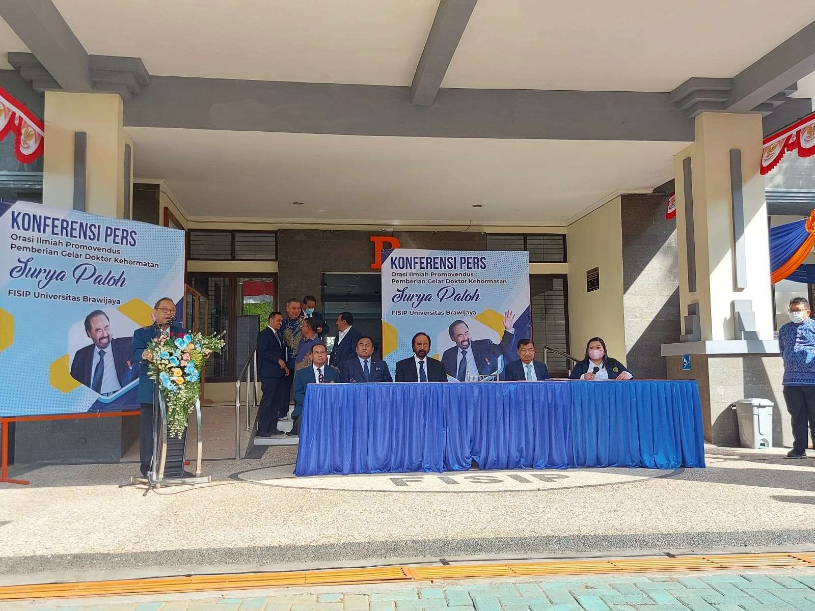 Dekan FISIP UB, Sholih Mu'adi (di podium) saat sesi jumpa pers pemberian Gelar Doktor Honoris Causa (Foto: Lalu Theo/Ngopibareng.id)