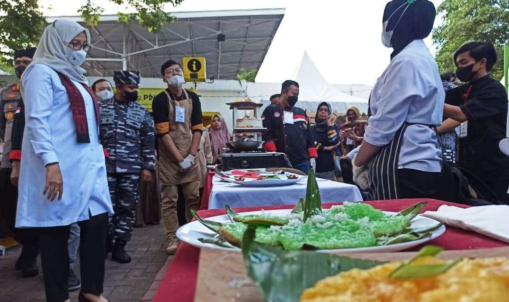 Bupati Banyuwangi Ipuk Fiestiandani melihat kucur yang disajikan dalam Festival Kucur di Banyuwangi (Foto: Muh Hujaini/Ngopibareng.id)