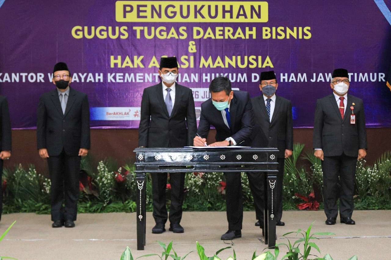 Pengukuhan satgas daerah bisnis dan HAM di Jatim. (Foto: Istimewa)