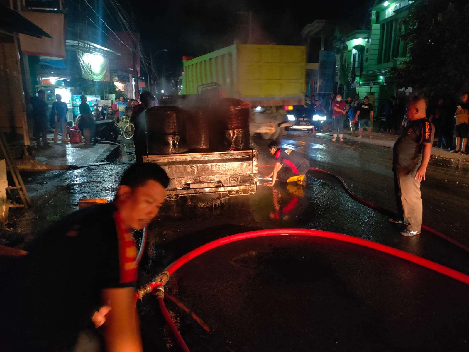 Mobil Suzuki Carry pikap bermuatan solar yang terbakar di Pantura Lamongan. (Foto:Istimewa)