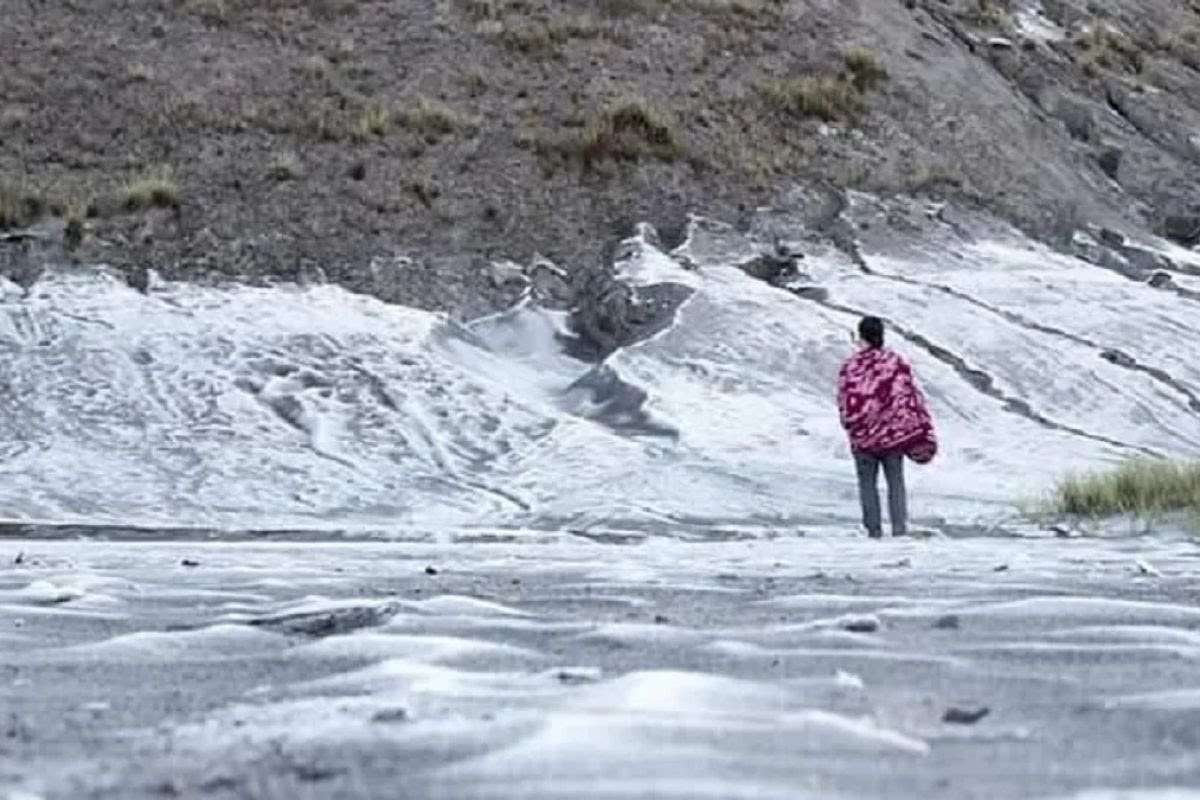 Laut Pasir atau Kaldera Gunung Bromo mulai diselimuti embun es (Foto: Ichsan Mahmudi/Ngopibareng.id)