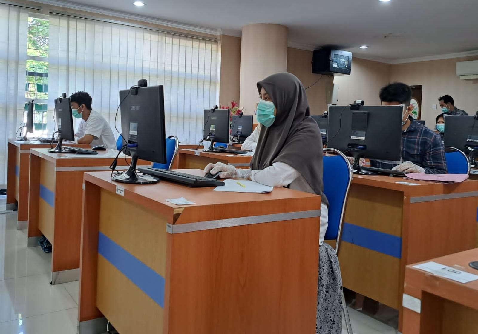 Pelaksaan ujian tes tulis mandiri yang dilakukan Universitas Airlangga (Unair), Rabu 27 Juli 2022. (Foto: Pita Sari/Ngopibareng.id)