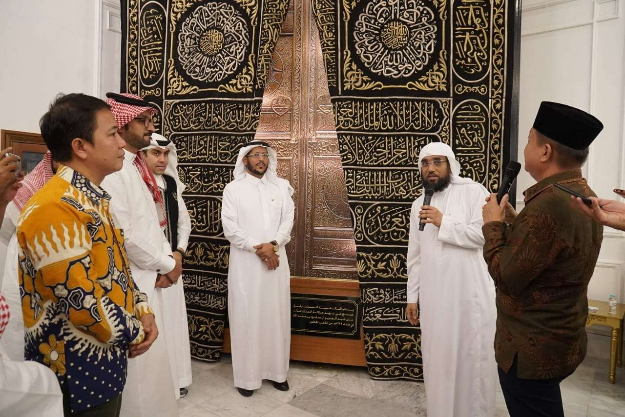 Asisten Wakil Sekretaris Majma' Malik Abdul Aziz li Kiswatil Ka'bah Al-Musyarrafah Ir Faris Al Mathrafi saat menerima kunjungan Dirjen Penyelenggaraan Haji dan Umrah Kemenag Hilman Latief. (Foto: dok. Humas Kemenag RI)