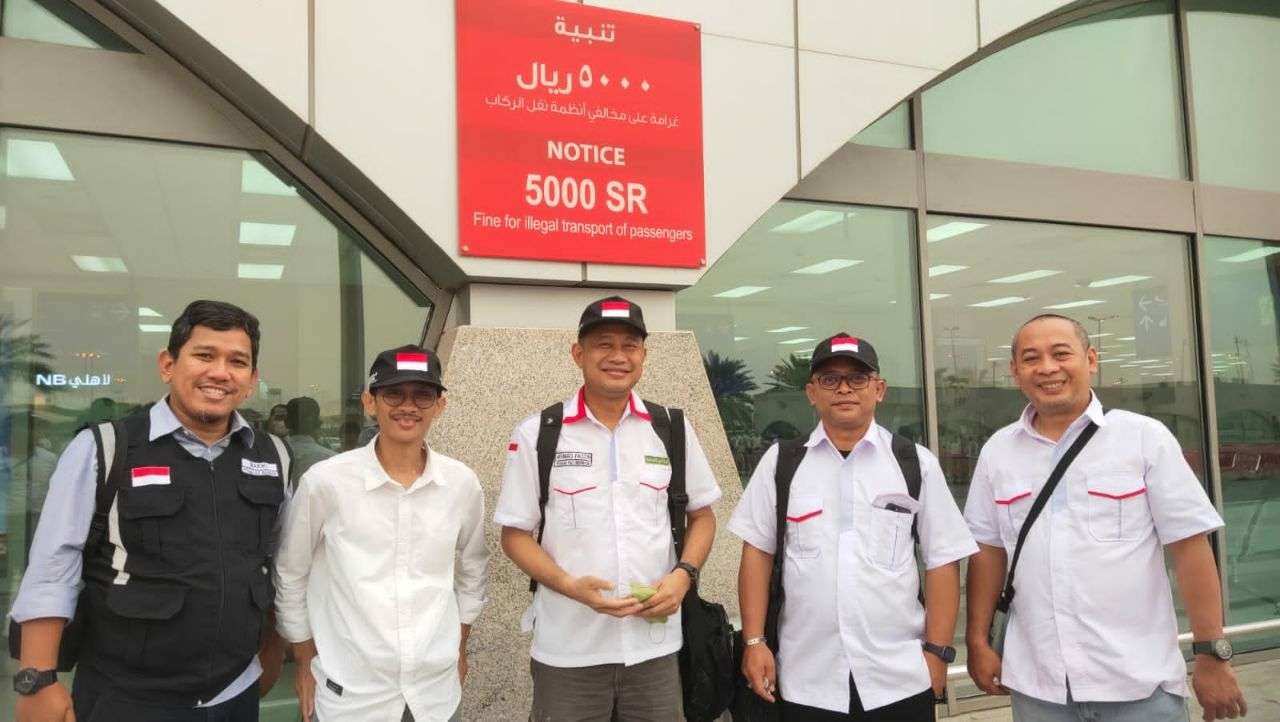 Staf kementerian agama bersiap memulangkan jemaah haji gelombang kedua, dari Madinah. (Foto: ist)