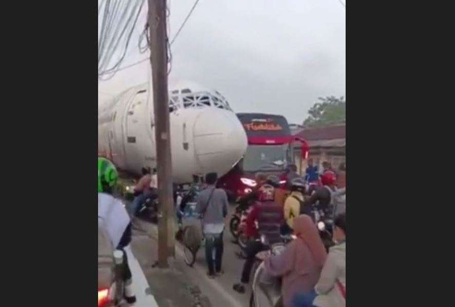 Bodi pesawat melintas di Jalan Parung, Bogor, Jawa Barat di pagi hari bikin macet. (Foto: Instagram)