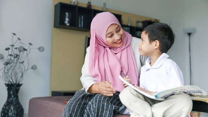 Seorang ibu saat mendidik anaknya di rumah. (Foto: istimewa)