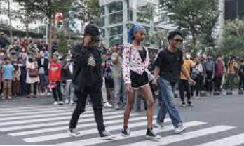 Peragaan busana di Citayam Fashion Week. Wakil Gubernur DKI Jakarta Ahmad Riza Patria meresponnya dengan waspada terhadap ancaman Lesbian, Gay, Biseksual, dan Transgender (LGBT). (Foto: kmp)