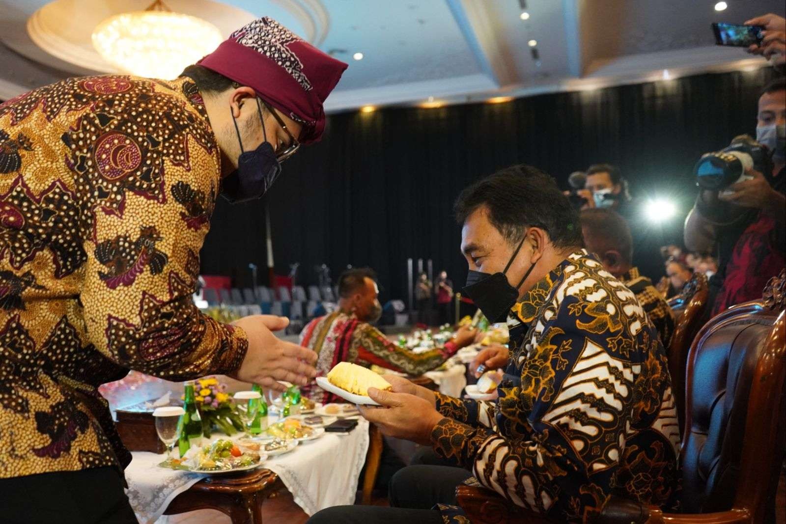 Bupati Kediri menyuguhkan nanas pasir Kelud kepada Gubernur Jatim. (Foto: Istimewa)