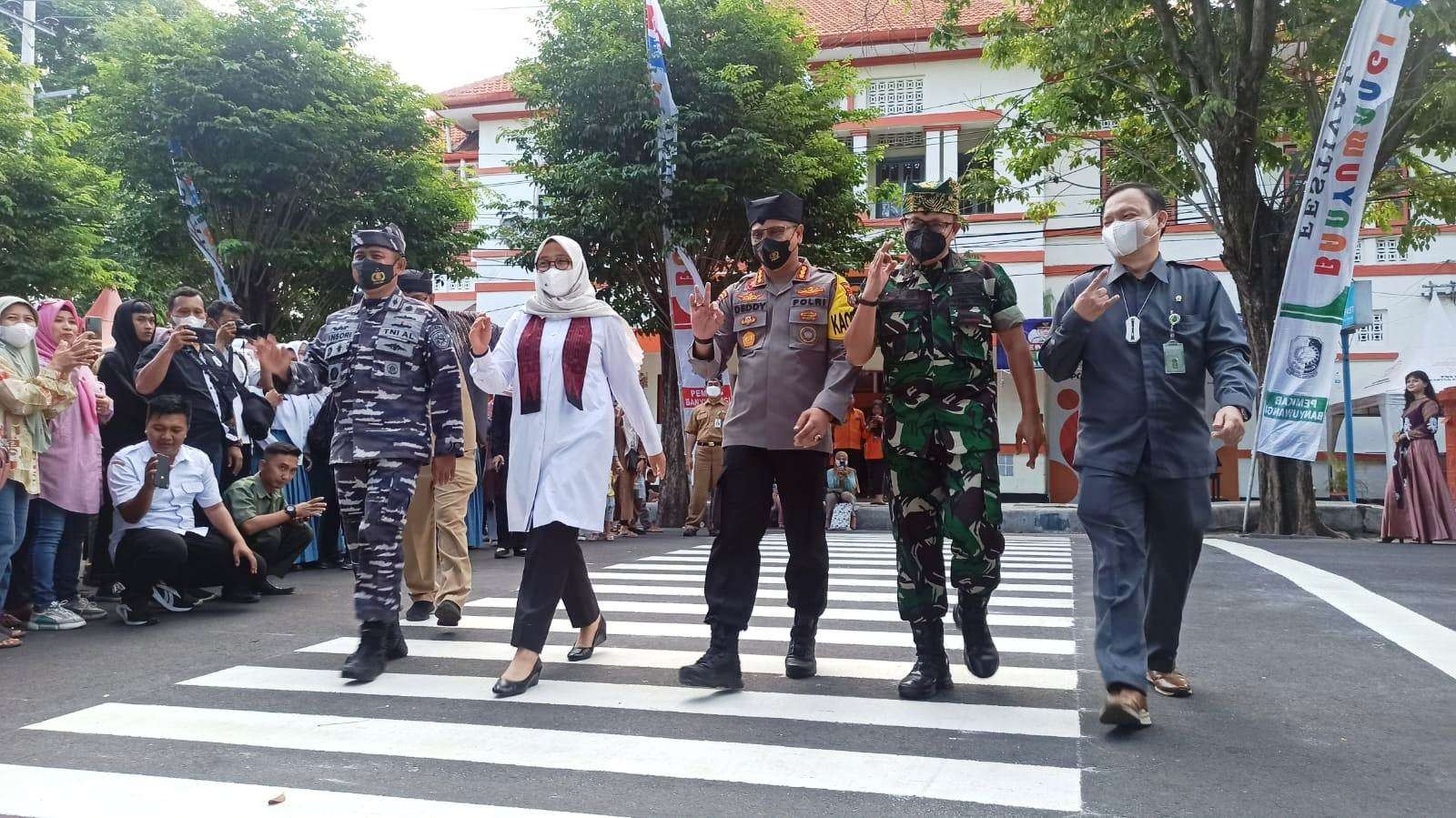 Bupati Banyuwangi Ipuk Fiestiandani bersama Forkopimda Banyuwangi menjadi model dadakan dalam Kucur Fashion Week. (Foto: Muh Hujaini/Ngopibareng.id)