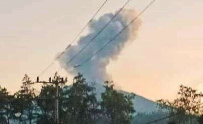 Gunung Raung saat meluncurkan abu vulkanis (Foto: Pos PGA Gunung Raung)