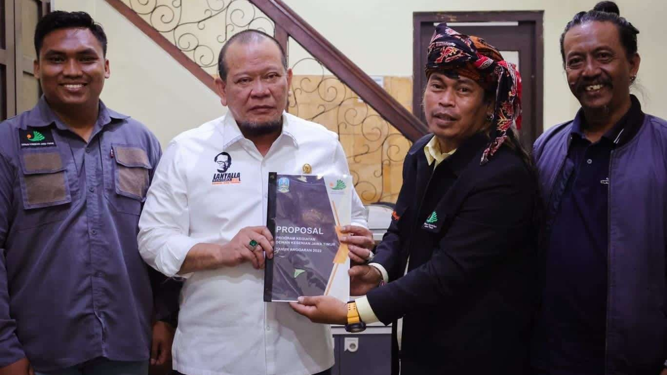 Ketua DPD RI AA LaNyalla Mahmud Mattalitti (dua dari kiri) bersama Ketua Presidium DKS Jatim, Taufik Hidayat. (Foto: Istimewa)