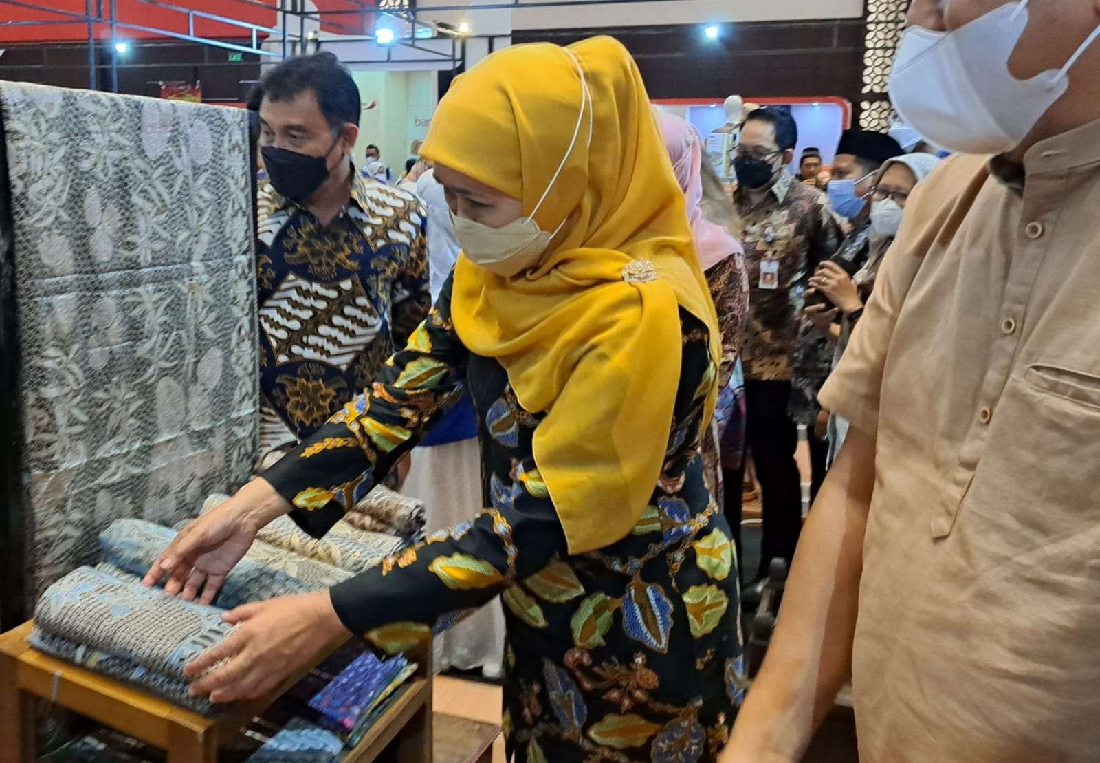 Gubernur Jatim, Khofifah Indar Parawansa saat mengunjungi stand UMKM dalam gelaran K-UMKM Expo 2022, Rabu 27 Juli 2022. (Foto: Pita Sari/Ngopibareng.id)