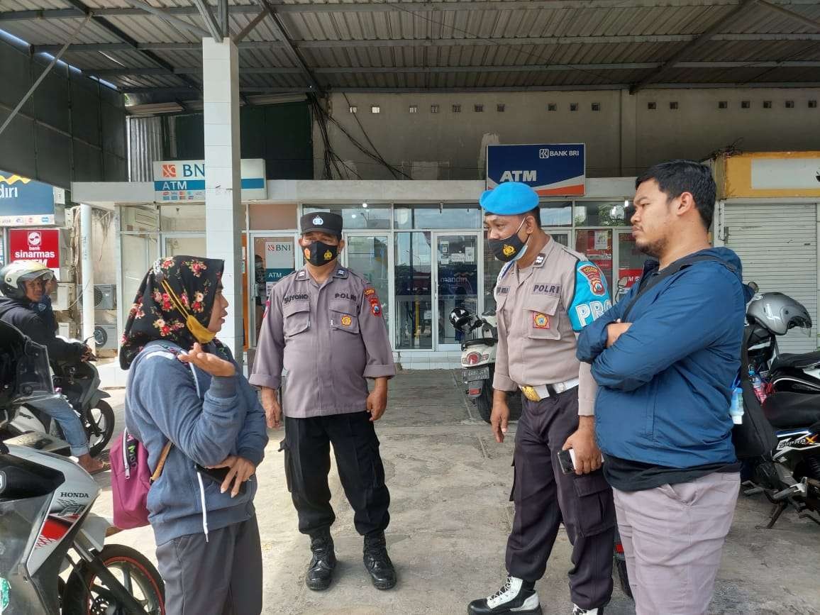 Korban bersama pihak kepolisian dari Polres Tuban mendatangi lokasi kejadian. (Foto: Istimewa)