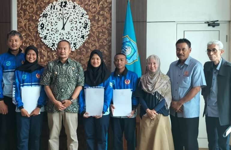 Tiga atlet petanque asal Lamongan foto bersama Bupati Yuhrohnur Efendi, setelah berpamitan hendak ke Thaiiland (Foto:Istimewa)