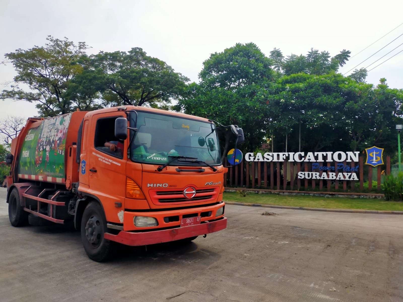 Ilustrasi truk Compactor yang dimiliki DLH Surabaya untuk mengangkut sampah. Kondisi sampah basah membuat truk bolong. (Foto: Dokumentasi DLH Surabaya)