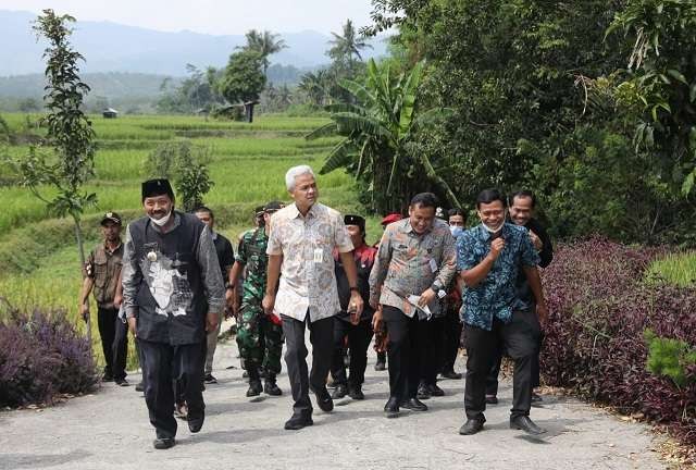 Gubernur Jawa Tengah Ganjar Pranowo meninjau hasil bantuan keuangan (Bankeu) Pemerintah Provinsi Jawa Tengah (Pemprov Jateng) di Desa Sikasur, Kecamatan Belik, Kabupaten Pemalang, Kamis 28 Juli 2022. (Foto: Istimewa)