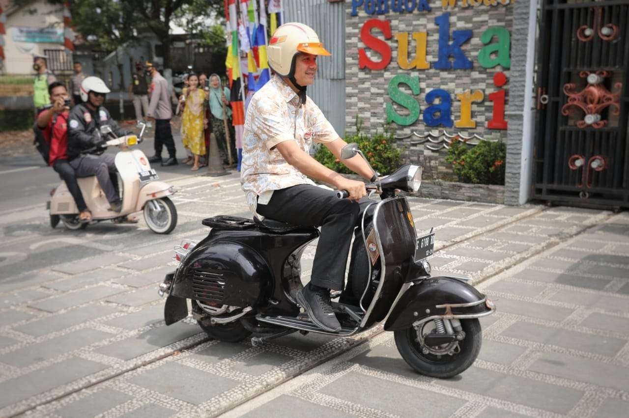 Kerinduan Ganjar Pranowo untuk keliling kota bersama komunitas Vespa akhirnya terobati. (Foto: Istimewa)