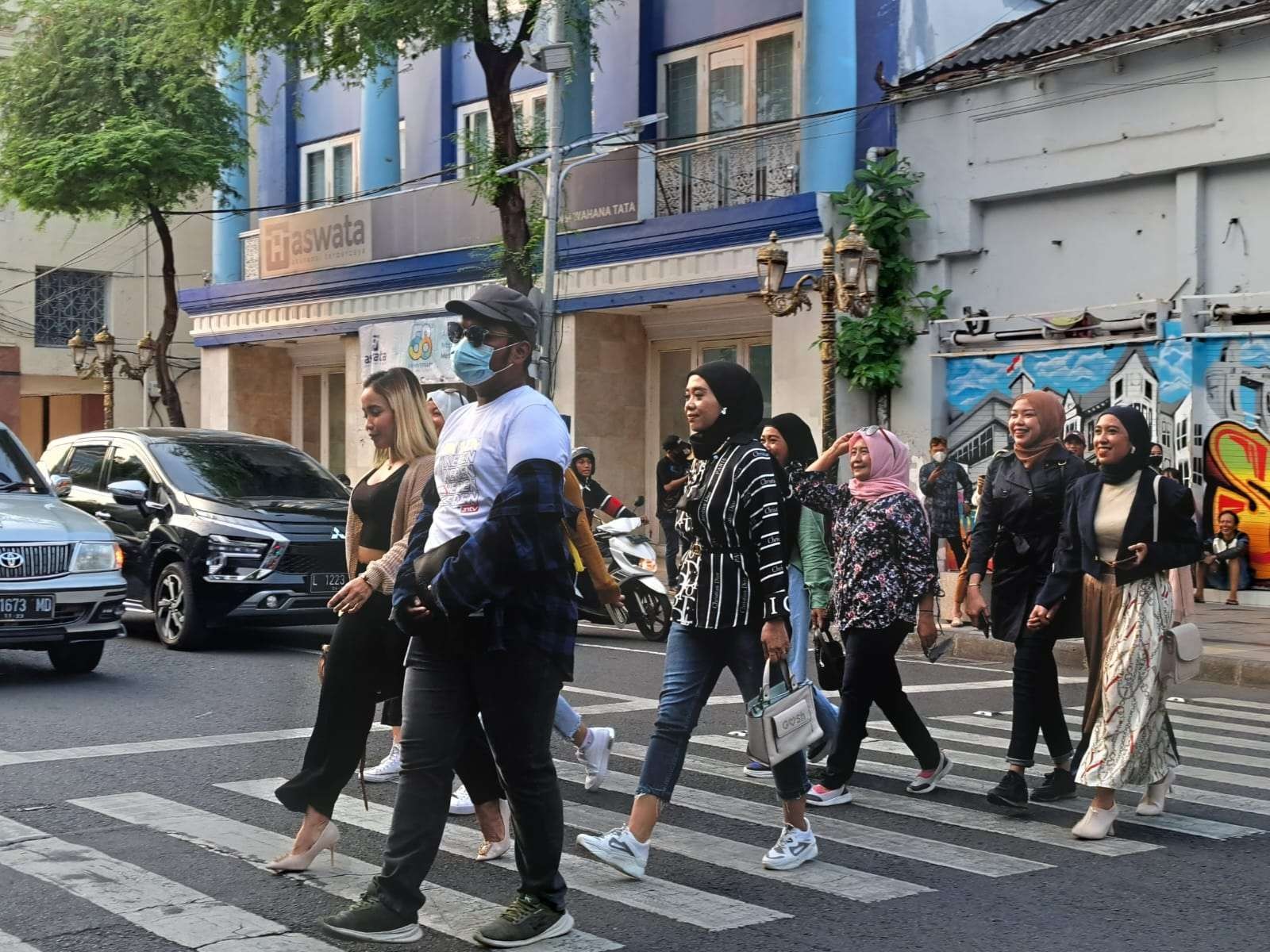 Tunjungan fashion week yang dilakukan di zebra cross pada Minggu lalu. (Foto: Pita Sari/Ngopibareng.id)