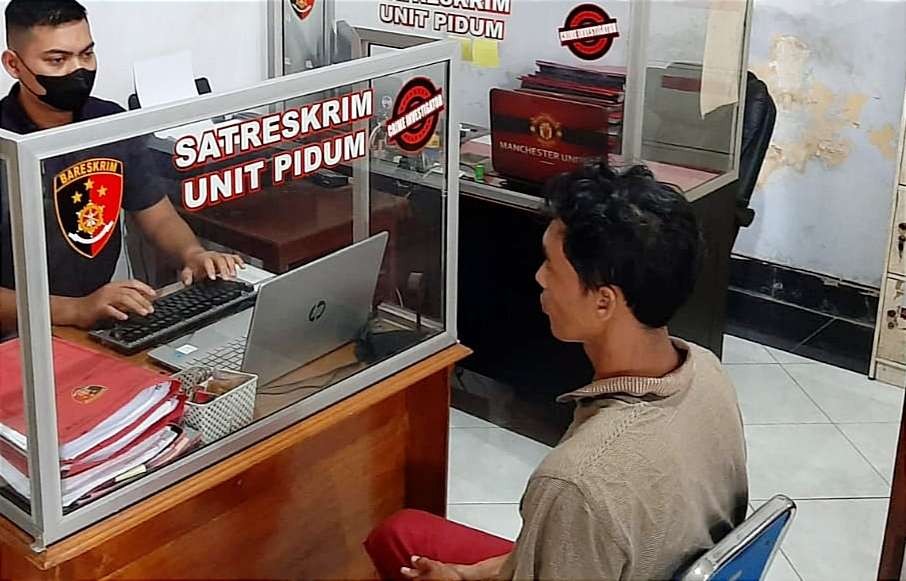 Butuh tani asal Jember berinisial FA yang mencuri HP diperiksa penyidik Polres Bondowoso.(foto: Guido Saphan/Ngopibareng.id)