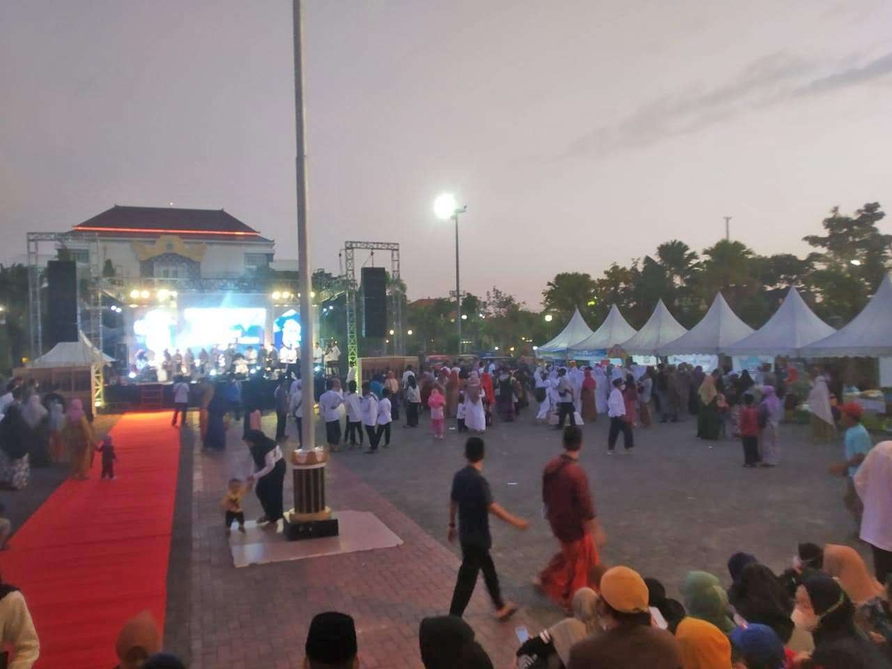 Peringatan 1 Muharram di Alun-alun Kabupaten Lamongan berlangsung meriah. (Foto: Imron Rosidi/Ngopibareng.id)