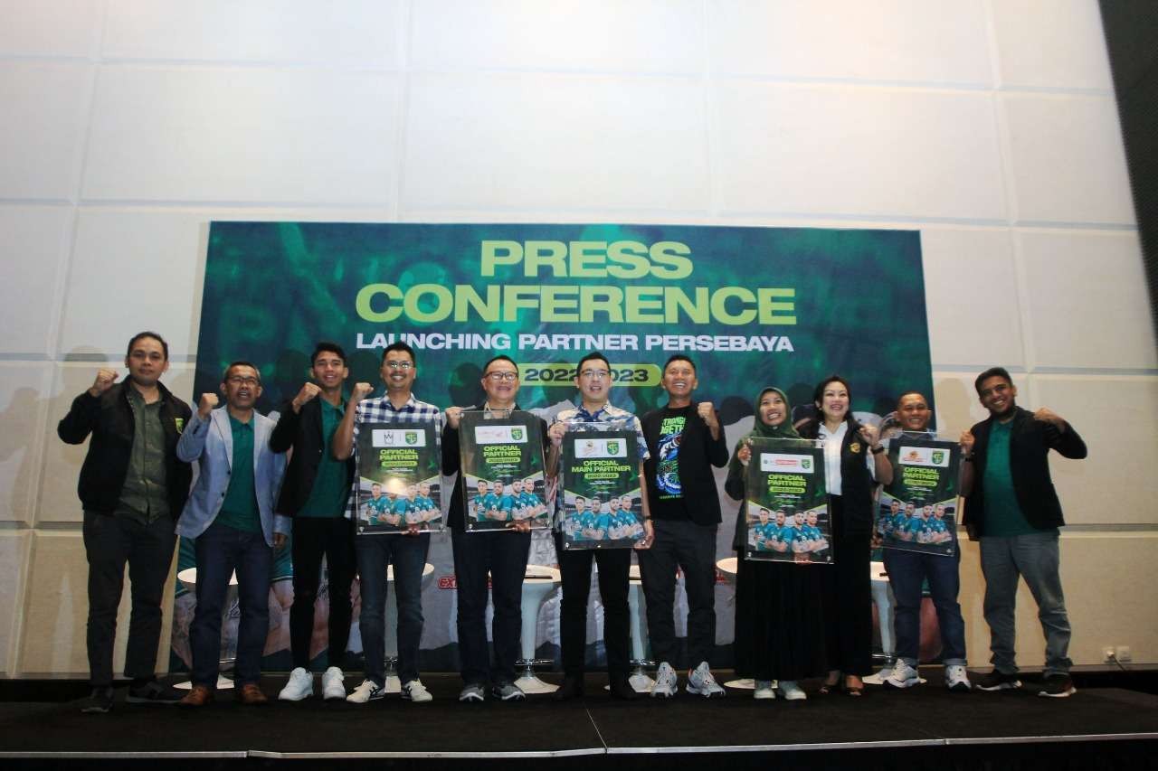 Presiden Tim Persebaya, Azrul Ananda (lima dari kanan) bersama para sponsor dalam launching partner di Surabaya, Jumat 29 Juli 2022. (Foto: Fariz Yarbo/Ngopibareng.id)