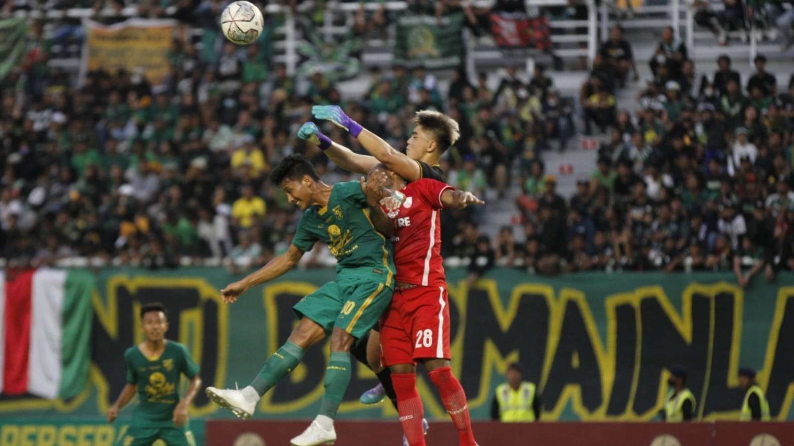 Pemain Persebaya, Januar Eka saat menghadapi laga uji coba melawan Persis Solo di Stadion Gelora Bung Tomo, Surabaya. Aji Santoso minta para pemainnya percaya diri (PD) hadapi Persita Tangerang. (Foto: Fariz Yarbo/Ngopibareng.id)