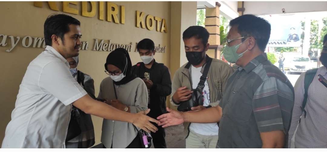 Kasat Reskrim Polres Kediri Kota AKP Tomy Prambana (kiri) sesaat setelah memberi keterangan pers. (Foto: Fendhy Plesmana/Ngopibareng.id)