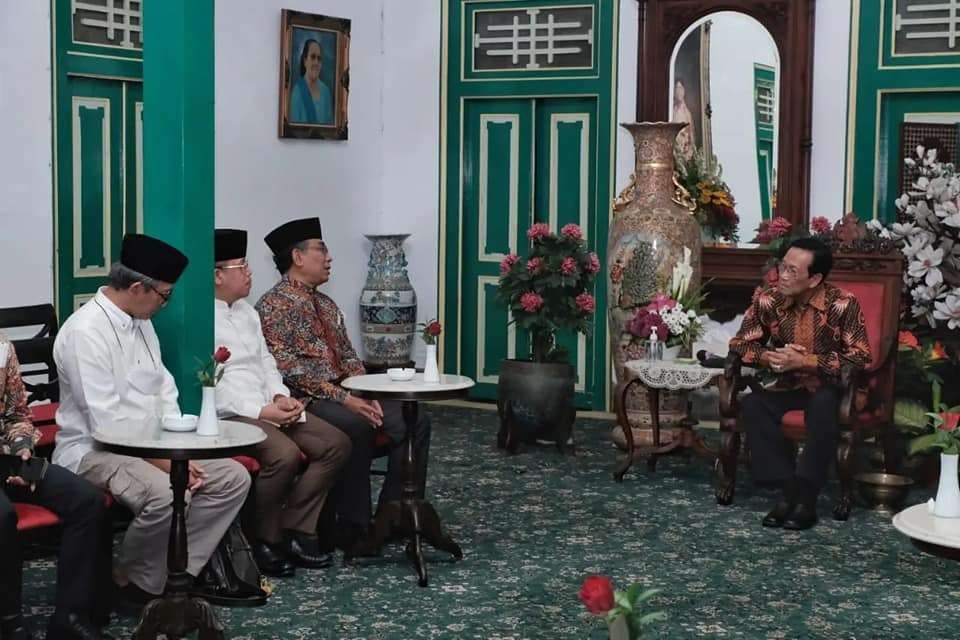 Ketua Umum PBNU KH Yahya Cholil Staqut (Gus Yahya) melakukan kunjungan silaturahmi ke Sri Sultan Hamengku Buwono X diterima di Kraton Kilen, Kesultanan Ngayogyakarta Hadiningrat di Yogyakarta), Rabu 27 Juli 2022. (Foto-foto: GKR Hemas)