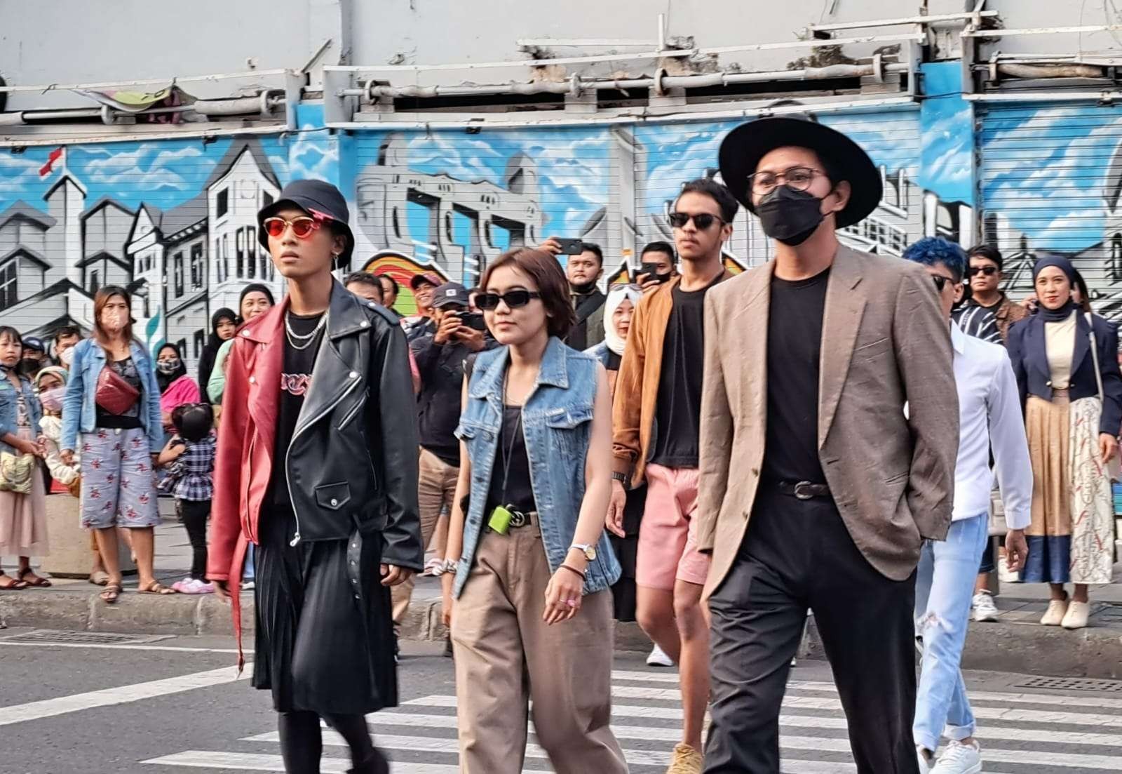 Ilustrasi Fashion Street yang dilakukan di Jalan Tunjungan Minggu lalu. (Foto: Pita Sari/Ngopibareng.id)