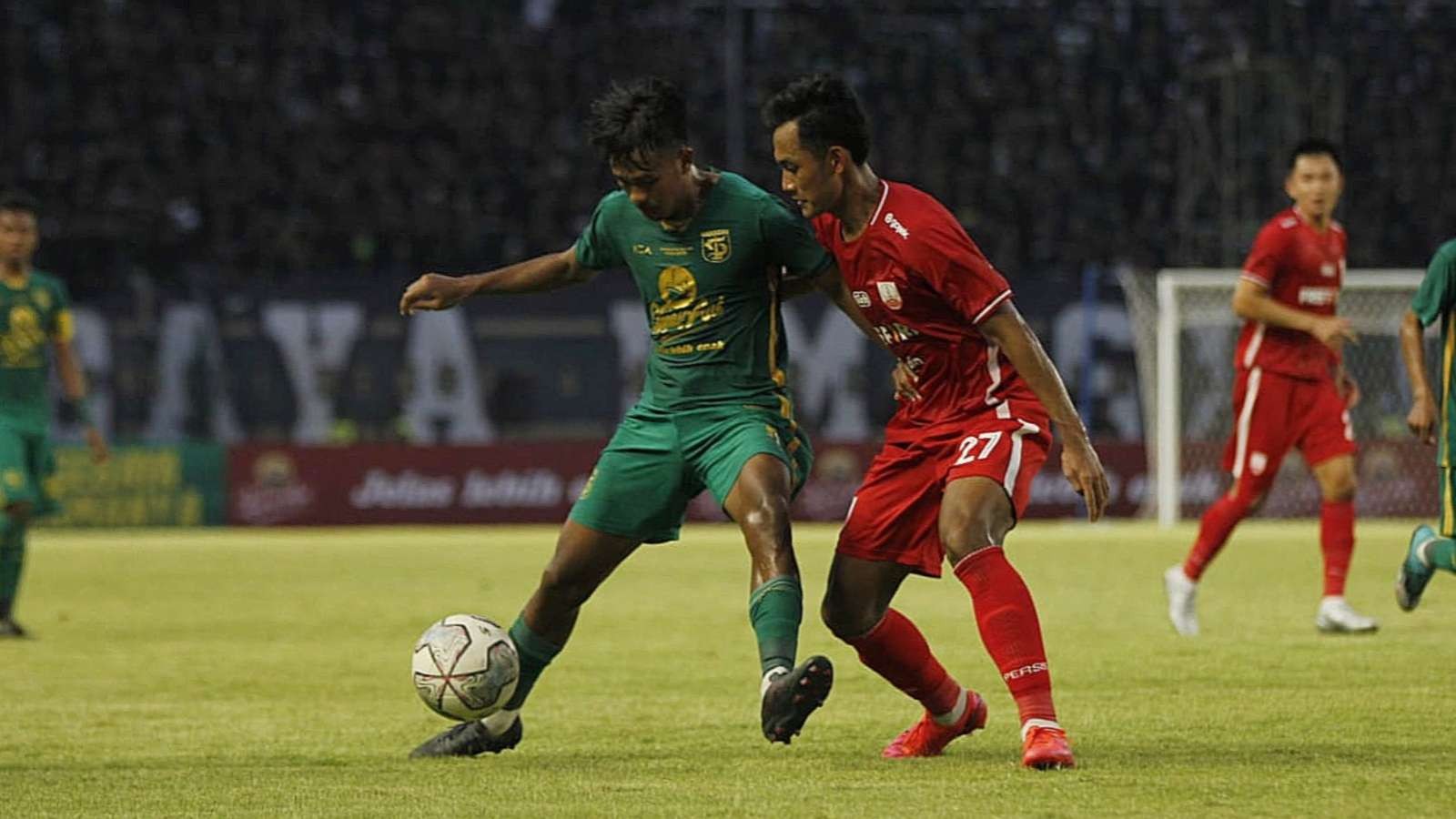 Pemain Persebaya, Supriyadi saat tampil dalam laga uji coba melawan Persis Solo. Persebaya sendiri akan bermain pada pukul 20.30 WIB saat menjamu Persita di Stadion Gelora Bung Tomo, Surabaya pada 1 Agustus 2022 mendatang. (Foto: Fariz Yarbo/Ngopibareng.id)