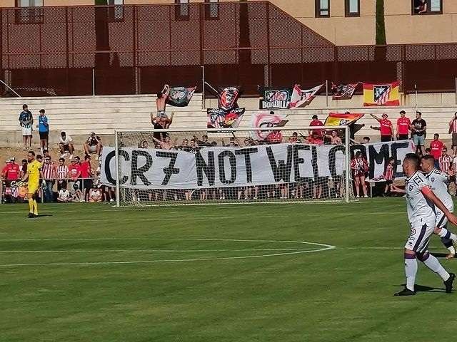 Puluhan fans Atletico Madrid membentangkan spanduk yang berisikan penolakan kedatangan Cristiano Roanldo ke tim kesayangan mereka. (Foto: Twitter/@UnitedMatchh)