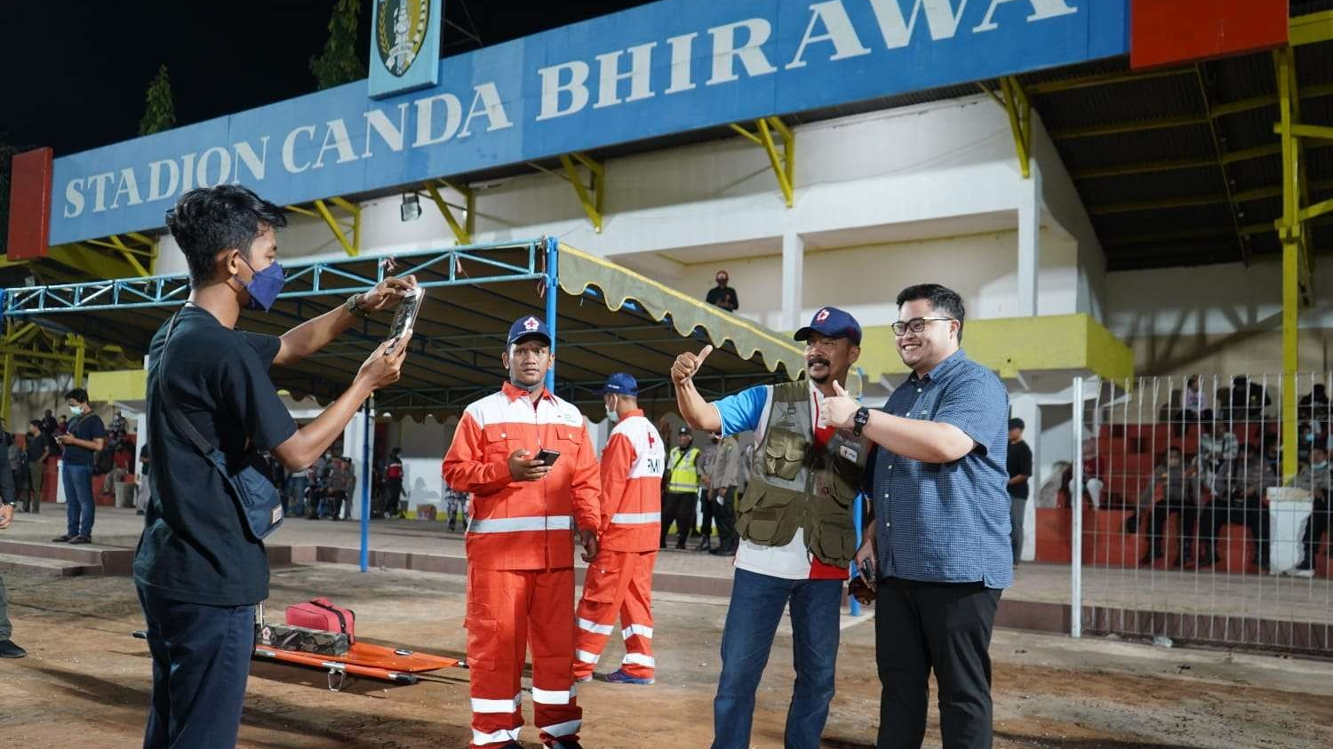 Bupati Kediri Hanindito Himawan Pramana datang ke stadion Canda Bhirawa beri dukungan Persedikab. (Foto: Istimewa)