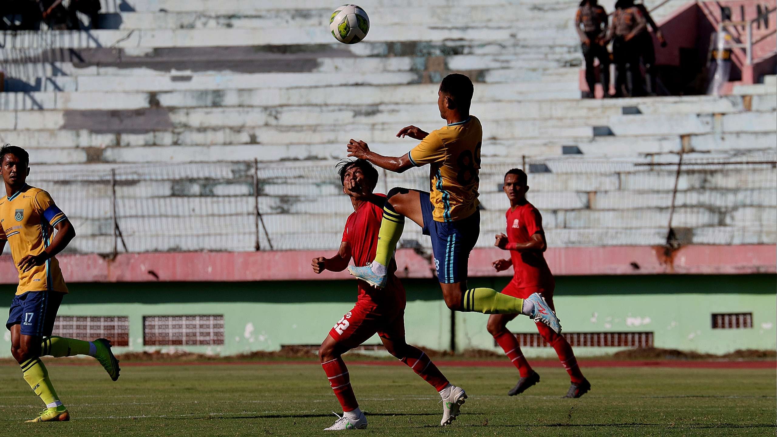 Pemain Gresik United berebut bola dengan pemain Deltras FC dalam laga uji coba di Stadion Gelora Delta, Sidoarjo, Sabtu 30 Juli 2022. (Foto: Fariz Yarbo/Ngopibareng.id)