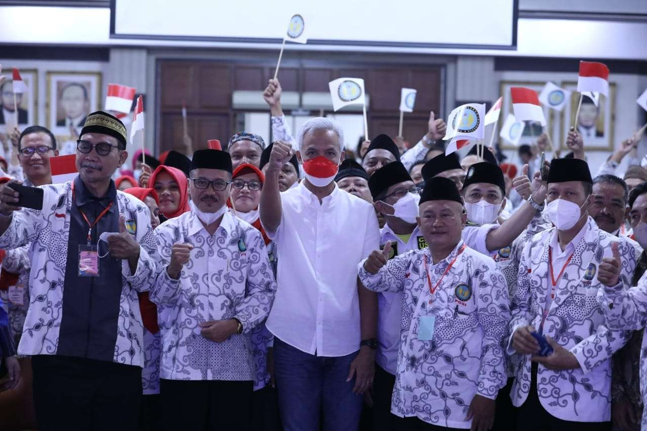 Gubernur Ganjar Pranowo minta penghapusan guru honorer dilakukan dengan tahapan yang jelas. (Foto: dok Humas Pemprov Jateng)