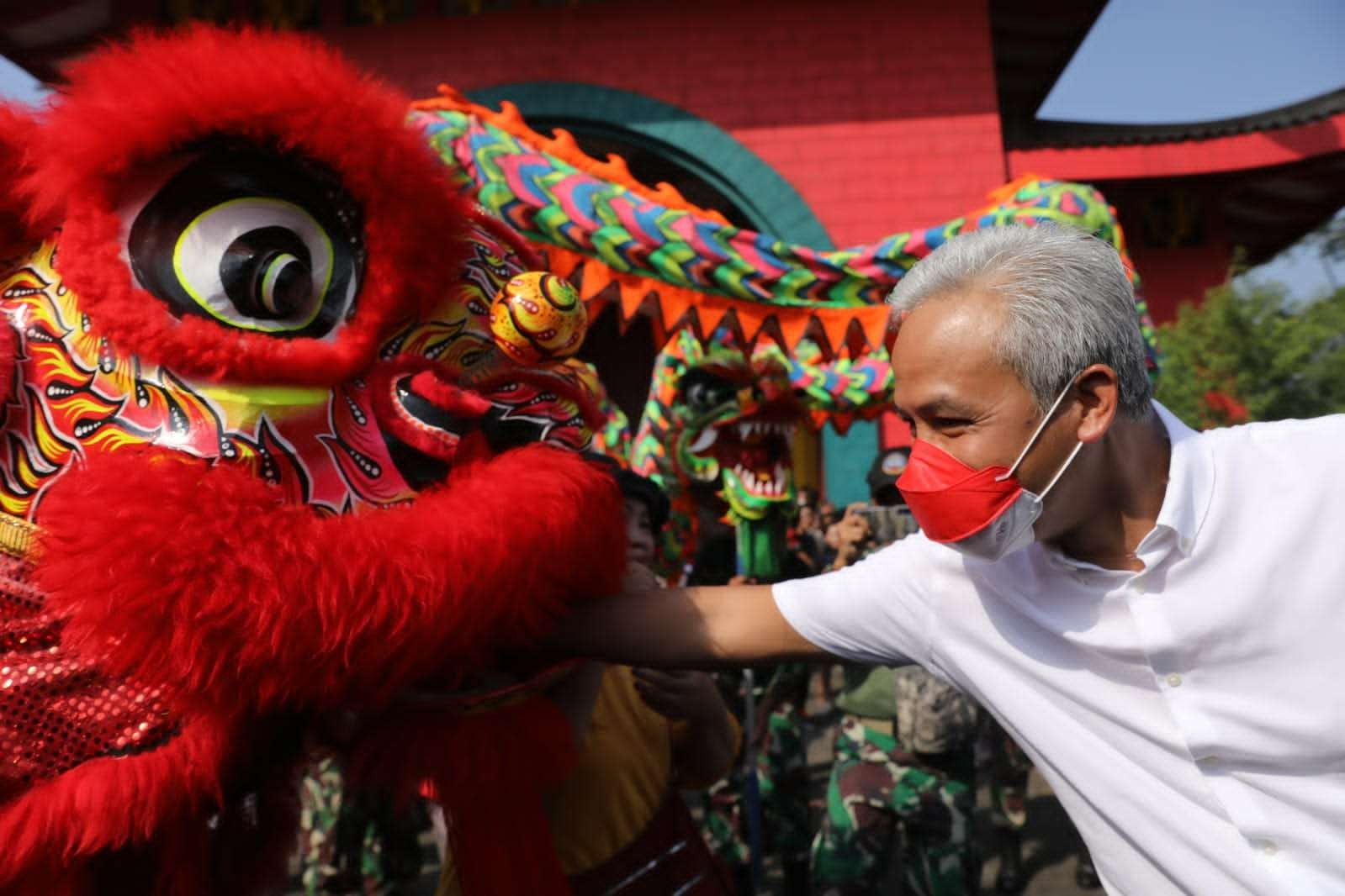 Gubernur Ganjar Pranowo ikut memanggul Kio dalam ferstival Ceng Hoo di Kota Semarang, Sabtu, 30 Juli 2022. (Foto: dok Humas Pemprov Jateng)