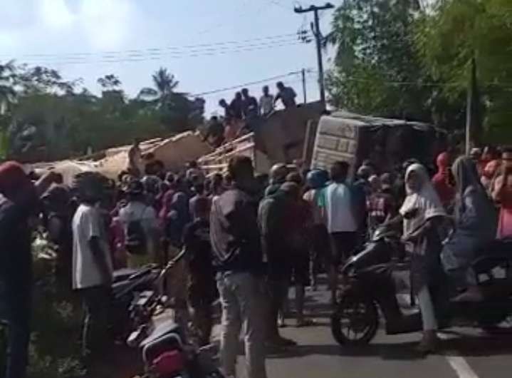 Ratusan orang berbondong-bondong mendatangi lokasi kecelakaan truk menimpa Mobil Panther di Desa Sumberketempa, Kecamatan Kalisat Jember, Sabtu, 30 Juli 2022 sore.  (Foto: Istimewa)