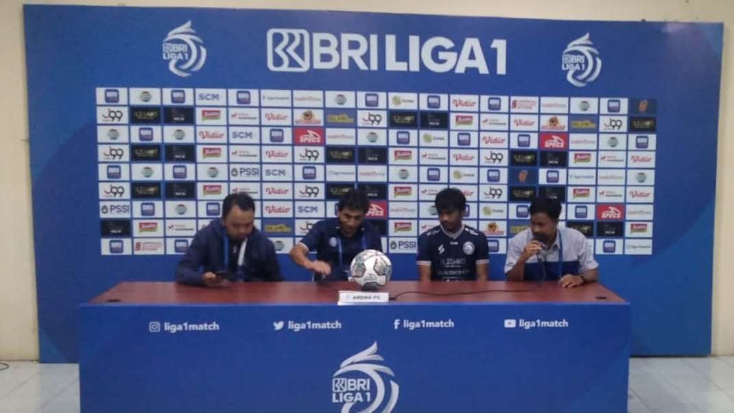 Pelatih Kepala Arema FC, Eduardo Almeida. (dua dari kiri) saat sesi jumpa pers di Stadion Kanjuruhan, Malang (Foto: Lalu Theo/Ngopibareng.id)