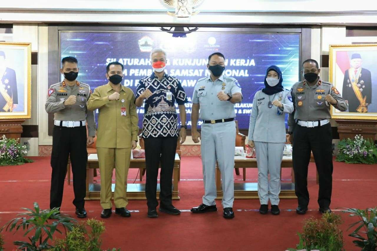 Gubernur Jawa Tengah Ganjar Pranowo mendorong beberapa lembaga untuk duduk satu meja membahas kemudahan pembayaran pajak kendaraan. (Foto: ist)