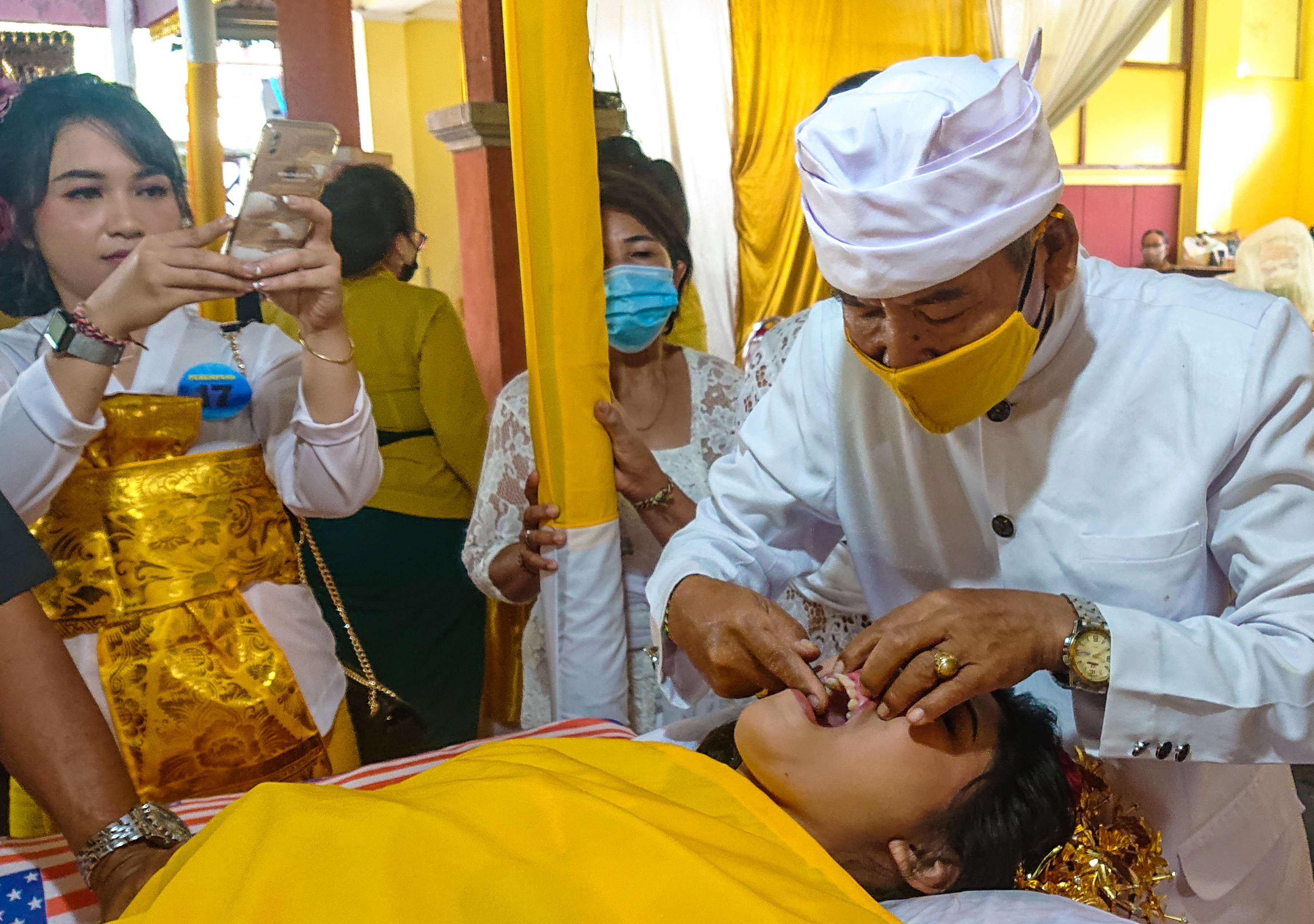 Prosesi potong gigi, tradisi umat Hindu saat beranjak remaja (foto: Aini/Ngopibareng.id)