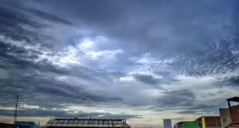 Langit Kota Surabaya hari ini cerah. (Foto: Ant)