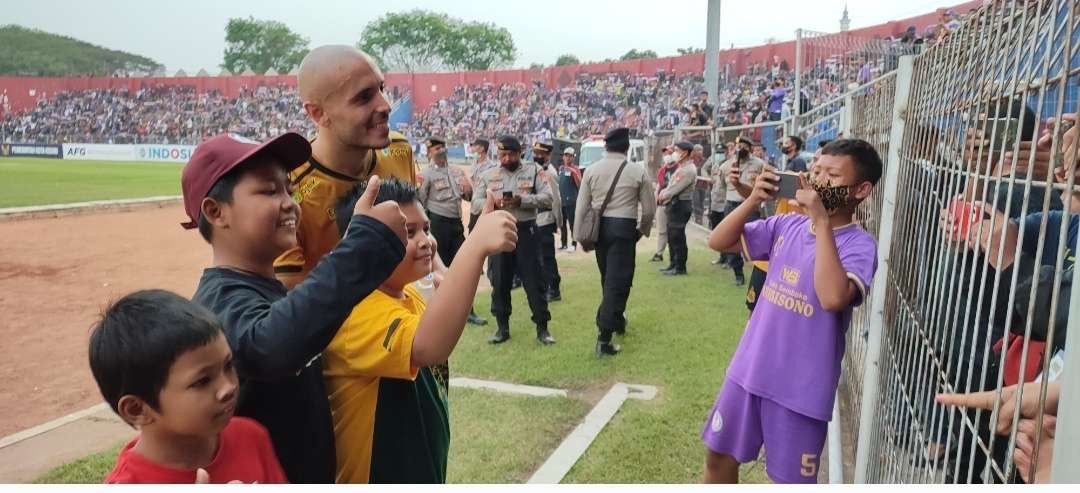 Youssef Ezzajari masih di hati suporter Persik Mania. Terbukti banyak Persik Kediri Mania yang minta berfoto bersama. (Foto: Fendhy Plesmana/Ngopibareng.id)