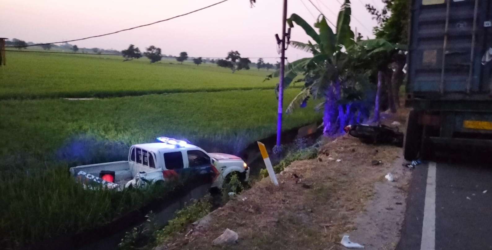 Kondisi mobil polisi milik Satlantas Polres Tuban yang masuk ke area sawah (Foto: dok. Satlantas Polres Tuban)