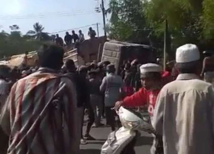 Warga berbondong-bondong membantu menyelamatkan korban yang tergencet di bawa truk trailer (Foto: Istimewa)